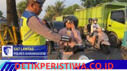 Personel Lalulintas Berikan Himbauan kepada Pengendara Roda 2, Melalui Pembagian Brosur Kamseltibcarlantas 