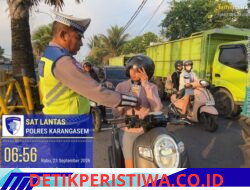 Personel Lalulintas Berikan Himbauan kepada Pengendara Roda 2, Melalui Pembagian Brosur Kamseltibcarlantas 