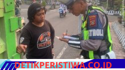 Berikan Efek Jera Truk Tanpa Kelengkapan Terpal, Unit Turjawali Berikan Tilang Manual kepada Sopir di Jalan Sudirman Amlapura