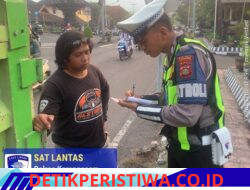 Berikan Efek Jera Truk Tanpa Kelengkapan Terpal, Unit Turjawali Berikan Tilang Manual kepada Sopir di Jalan Sudirman Amlapura