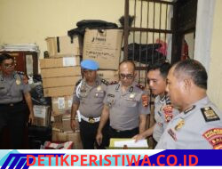 Pastikan Seluruh Barang Inventaris Dinas Terdata dan Terawat,  Wakapolres Karangasem Cek Inventaris Senjata Api di Gudang Logistik Usai Pimpin Apel