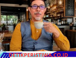 SIARAN PERS *8 PPPK BELTIM: TIGA VERSI, PAYUNG HUKUMNYA APA? SIAPA YANG HARUS DIBUKTIKAN?*  Oleh: ADE KELANA Ketua LSM FAKTA Belitung Timur  MANGGAR — Persoalan pemberhentian delapan Pegawai Pemerintah dengan Perjanjian Kerja (PPPK) yang bertugas di UPT Pasar Dinas Perindustrian dan Perdagangan Kabupaten Belitung Timur telah berkembang menjadi persoalan publik.  Dalam Rapat Dengar Pendapat (RDP) DPRD Beltim pada Senin, 21 September 2026, muncul setidaknya tiga perspektif.  Pihak yang mewakili delapan PPPK mempertanyakan dasar dan proses evaluasi, termasuk penggunaan Peraturan Bupati Beltim Nomor 17 Tahun 2026, penggunaan aplikasi SiLAGAK, keberadaan Tim Evaluasi serta tidak adanya ruang penjelasan yang menurut mereka diberikan sebelum keputusan pemberhentian.  Pihak Pemerintah Kabupaten Beltim berada pada posisi bahwa kebijakan kepegawaian dilakukan berdasarkan ketentuan yang berlaku.  Sementara DPRD menjalankan fungsi pengawasan dan menampung persoalan tersebut, bahkan muncul rencana membawa persoalan ini ke tingkat yang lebih tinggi.  Pemberitaan mengenai RDP tersebut mencatat bahwa perwakilan PPPK mempersoalkan penggunaan Perbup 17/2026 terhadap periode penilaian sebelum regulasi tersebut berlaku, serta mempertanyakan siapa yang mengambil keputusan berdasarkan SiLAGAK dan bagaimana Tim Evaluasi bekerja.  Bagi LSM FAKTA, perbedaan tiga pandangan tersebut tidak seharusnya diselesaikan dengan adu pernyataan.  Sebab, pemerintah sudah memiliki payung hukum.  Maka pertanyaan publik sebenarnya sederhana:  «ATURAN MANA YANG DIGUNAKAN, BAGAIMANA ATURAN ITU DITERAPKAN, DAN APA BUKTI BAHWA SELURUH PROSEDURNYA TELAH DIPENUHI?»  —  BUKAN SEKADAR SOAL SI LAGAK  LSM FAKTA memandang perdebatan mengenai apakah SiLAGAK memiliki “legalitas” atau tidak perlu ditempatkan secara proporsional.  SiLAGAK dapat saja menjadi instrumen digital administrasi dan pengelolaan kinerja pemerintah daerah.  Namun, aplikasi bukan sumber kewenangan untuk memberhentikan PPPK.  Kewenangan, prosedur, indikator penilaian dan keputusan pemberhentian tetap harus bersumber dari peraturan perundang-undangan dan pejabat yang berwenang.  Karena itu pertanyaan yang lebih tepat bukan:  «”Apakah SiLAGAK legal?”»  Tetapi:  «”Apa kedudukan SiLAGAK dalam sistem penilaian kinerja PPPK, siapa yang memasukkan dan memverifikasi data, siapa yang menilai, dan apakah hasil SiLAGAK hanya menjadi instrumen pendukung atau dijadikan dasar tunggal pemberhentian?”»  Ini harus dibuktikan dengan dokumen, bukan sekadar pernyataan.  —  PP 49 TAHUN 2018 SUDAH MEMBERIKAN KORIDOR  PP Nomor 49 Tahun 2018 tentang Manajemen PPPK masih menjadi salah satu dasar utama dalam pengelolaan PPPK. Badan Kepegawaian Negara juga menempatkan UU 20/2023, PP 49/2018 dan regulasi terkait sebagai dasar dalam pemutusan hubungan perjanjian kerja PPPK.  Yang paling penting terdapat pada Pasal 35 PP 49/2018.  Penilaian kinerja PPPK harus menjamin objektivitas prestasi kerja yang telah disepakati dalam perjanjian kerja.  Penilaian dilakukan berdasarkan perjanjian kerja pada tingkat individu dan organisasi dengan memperhatikan target, sasaran, hasil, manfaat dan perilaku.  Dan penilaian kinerja harus dilakukan secara:  objektif, terukur, akuntabel, partisipatif dan transparan.  Penilaian berada di bawah kewenangan PPK dan didelegasikan secara berjenjang kepada atasan langsung. Hasil penilaian kemudian disampaikan kepada tim penilai kinerja PPPK.  Bahkan, PPPK yang dinilai oleh atasan dan tim penilai tidak mencapai target kinerja yang telah disepakati dalam perjanjian kerja dapat diberhentikan.  Maka ada satu pertanyaan mendasar yang harus dijawab Pemkab Beltim:  «APA TARGET KINERJA YANG TELAH DISEPAKATI DALAM PERJANJIAN KERJA MASING-MASING DARI DELAPAN PPPK TERSEBUT?»  Bukan sekadar berapa nilai yang muncul di aplikasi.  —  HASIL PENILAIAN BUKAN BERDIRI SENDIRI  PP 49/2018 tidak memberikan konstruksi bahwa sebuah angka di dalam aplikasi dengan sendirinya menjadi keputusan pemberhentian.  Ada rangkaian administrasi yang harus dapat ditelusuri.  Secara sederhana:  Perjanjian kerja ↓ Target kinerja yang disepakati ↓ Pelaksanaan pekerjaan ↓ Pemantauan dan pengelolaan kinerja ↓ Penilaian ↓ Tim penilai kinerja ↓ Pertimbangan/usulan ↓ Keputusan pejabat berwenang  Rangkaian inilah yang harus dibuktikan.  BKN sendiri menjelaskan bahwa pemutusan PPPK karena tidak memenuhi target kinerja dilakukan berdasarkan hasil penilaian kinerja, sedangkan keputusan pemutusan ditetapkan oleh pejabat yang berwenang.  Karena itu LSM FAKTA meminta agar jangan terjadi penyederhanaan persoalan menjadi:  «”Nilai SiLAGAK rendah, maka PPPK diberhentikan.”»  Kalau memang demikian prosesnya, publik berhak mendapatkan penjelasan bagaimana konstruksi hukumnya.  —  BAGAIMANA DENGAN PERBUP 17 TAHUN 2026?  JDIH resmi Kabupaten Belitung Timur mencatat Peraturan Bupati Belitung Timur Nomor 17 Tahun 2026 tentang Tata Cara Perpanjangan dan Pemutusan Hubungan Kerja Pegawai Pemerintah dengan Perjanjian Kerja sebagai peraturan yang berlaku.  Karena itu Perbup tersebut tentu harus diperhatikan.  Namun Perbup sebagai peraturan daerah tidak berdiri di atas PP dan UU.  Perbup harus dibaca bersama dengan ketentuan nasional mengenai ASN dan manajemen PPPK.  Yang menjadi pertanyaan sekarang adalah:  «Apakah Perbup 17/2026 hanya mengatur tata cara pelaksanaan berdasarkan norma yang sebelumnya sudah berlaku, ataukah digunakan untuk menetapkan standar baru terhadap kinerja yang telah terjadi sebelum peraturan tersebut berlaku?»  Ini adalah dua hal yang berbeda.  Perwakilan PPPK dalam RDP menyatakan Perbup tersebut digunakan untuk menilai periode sebelum berlakunya aturan dan menyebutnya sebagai penerapan berlaku surut. Pernyataan itu merupakan klaim pihak PPPK yang masih harus diuji dengan dokumen dan ketentuan peralihan Perbup 17/2026.  Karena itu LSM FAKTA tidak akan terburu-buru menyatakan Perbup tersebut berlaku surut sebelum dokumen hukumnya diperiksa secara utuh.  Tetapi Pemkab juga harus menjelaskan dasar penerapannya.  —  PERMENPANRB 6/2022: KINERJA BUKAN SEKADAR NILAI AKHIR  PermenPANRB Nomor 6 Tahun 2022 tentang Pengelolaan Kinerja Pegawai ASN memberikan kerangka pengelolaan kinerja yang tidak sekadar menilai pegawai pada akhir periode.  BKN menjelaskan prinsip pengelolaan kinerja tersebut meliputi pengembangan kinerja, pemenuhan ekspektasi pimpinan, intensitas dialog pimpinan dengan pegawai, serta penilaian terhadap hasil kerja dan perilaku kerja.  Artinya, publik patut mengetahui:  – bagaimana target ditetapkan; – bagaimana ekspektasi kinerja diklarifikasi; – bagaimana pekerjaan dipantau; – bagaimana pembinaan dilakukan; – bagaimana umpan balik diberikan; – bagaimana evaluasi dilakukan; – dan bagaimana hasil evaluasi kemudian digunakan dalam keputusan kepegawaian.  Karena itu pertanyaan “apakah delapan PPPK pernah dipanggil?” memang relevan, tetapi harus ditempatkan dalam konteks yang lebih luas:  «Apakah keseluruhan proses pengelolaan kinerja telah dijalankan secara benar dan terdokumentasi?»  —  DELAPAN PPPK BUKAN SATU-SATUNYA PPPK DI BELTIM  Ini bagian yang menurut LSM FAKTA sangat penting.  PPPK di Kabupaten Belitung Timur bukan hanya delapan orang.  Karena itu apabila yang dipersoalkan adalah sistem evaluasi kinerja PPPK, maka DPRD dan Pemkab jangan berhenti pada delapan orang.  Harus dijawab:  1. Berapa seluruh PPPK Beltim yang dievaluasi? 2. Berapa yang memenuhi target? 3. Berapa yang tidak memenuhi? 4. Berapa yang diperpanjang? 5. Berapa yang diputus? 6. Apa alasan masing-masing pemutusan? 7. Apakah seluruhnya menggunakan instrumen penilaian yang sama? 8. Apakah periode penilaian seluruh PPPK menggunakan dasar yang sama? 9. Apakah seluruh PPPK diperlakukan berdasarkan standar dan prosedur yang sama?  Pertanyaan ini bukan untuk menyamakan hasil semua PPPK.  Yang harus sama adalah standar hukum dan prosedurnya; hasilnya boleh berbeda berdasarkan kinerja dan kondisi masing-masing.  —  PAD RP1,2 MILIAR JUGA HARUS DITEMPATKAN SECARA PROPORSIONAL  Perwakilan delapan PPPK menyebut mereka berkontribusi terhadap peningkatan PAD sekitar Rp1,2 miliar melalui penagihan dan pengawalan setoran pasar.  LSM FAKTA memandang informasi tersebut penting untuk diperiksa.  Namun angka PAD Rp1,2 miliar tidak otomatis membuktikan delapan PPPK memenuhi seluruh target kinerja individualnya.  Sebaliknya, penilaian administratif yang menyatakan mereka tidak memenuhi target juga harus dapat menunjukkan bukti dan indikator yang digunakan.  Karena itu harus ada perbandingan:  target individual → realisasi individual → bukti pekerjaan → hasil penilaian → kontribusi terhadap organisasi.  Dengan demikian fakta lapangan dan administrasi kinerja dapat diuji secara objektif.  —  SIAPA YANG HARUS MEMBUKTIKAN?  Menurut LSM FAKTA, bukan hanya satu pihak.  Pemerintah Kabupaten harus membuktikan:  – dasar hukum pemberhentian; – perjanjian kerja; – target kinerja yang disepakati; – periode penilaian; – pejabat penilai; – hasil penilaian; – kedudukan dan peran Tim Penilai; – bukti pendukung penilaian; – dasar penggunaan SiLAGAK; – pertimbangan tim penilai; – usulan pemutusan; – kewenangan pejabat yang menerbitkan SK; – serta hubungan antara seluruh dokumen tersebut dengan SK pemberhentian.  Delapan PPPK juga harus membuktikan:  – target yang telah mereka capai; – pekerjaan yang telah dilakukan; – bukti administrasi pekerjaan; – kontribusi terhadap penerimaan daerah apabila diklaim; – keberatan terhadap hasil penilaian; – dan bagian prosedur yang menurut mereka tidak sesuai aturan.  DPRD harus menguji:  bukan siapa yang paling kuat argumentasinya, tetapi siapa yang dapat menunjukkan bukti dan dasar hukum yang paling relevan terhadap setiap tahapan proses.  —  JANGAN SAMPAI DPRD HANYA MEMBAWA 8 NAMA KE BAKN/BKN  LSM FAKTA menghargai fungsi pengawasan DPRD dan langkah untuk mencari penyelesaian melalui lembaga kepegawaian yang berwenang.  Namun jika DPRD hendak membawa persoalan ini ke BAKN/BKN atau instansi terkait, maka materi yang dibawa sebaiknya tidak hanya:  «”Mohon perjuangkan delapan PPPK UPT Pasar.”»  Lebih tepat:  «”Mohon dilakukan pemeriksaan terhadap penerapan manajemen kinerja dan pemutusan hubungan perjanjian kerja PPPK di Kabupaten Belitung Timur, dengan delapan PPPK UPT Pasar sebagai objek yang dipersoalkan.”»  Dengan demikian, kasus delapan PPPK dapat menjadi pintu masuk untuk menguji sistem, bukan sekadar perkara individual.  BKN sendiri memiliki fungsi terkait pengawasan penerapan pengelolaan kinerja ASN serta pembinaan manajemen ASN.  —  UJI DENGAN UU ADMINISTRASI PEMERINTAHAN  Keputusan pemberhentian PPPK juga tidak boleh dilepaskan dari prinsip administrasi pemerintahan.  UU Nomor 30 Tahun 2014 tentang Administrasi Pemerintahan menjadi landasan bagi keputusan dan tindakan pejabat pemerintahan serta menekankan kepastian hukum, objektivitas, profesionalitas dan penerapan AUPB (Asas-Asas Umum Pemerintahan yang Baik)  Karena itu keputusan pemberhentian harus dapat diuji setidaknya dari tiga sisi:  KEWENANGAN  Apakah pejabat yang menerbitkan keputusan memang berwenang?  PROSEDUR  Apakah seluruh tahapan yang diwajibkan peraturan telah dilakukan?  SUBSTANSI  Apakah alasan pemberhentian sesuai dengan fakta dan bukti kinerja yang sebenarnya?  Jika tiga unsur tersebut terpenuhi, pemerintah mempunyai dasar administratif yang kuat.  Jika terdapat persoalan pada salah satunya, maka keputusan tersebut layak ditinjau sesuai mekanisme hukum administrasi yang tersedia.  —  KESIMPULAN LSM FAKTA  LSM FAKTA tidak ingin menjadi hakim atas perkara delapan PPPK UPT Pasar sebelum seluruh dokumen diperiksa.  Namun kami juga tidak menerima apabila persoalan ini hanya diselesaikan dengan kalimat:  «”Semua sudah sesuai aturan.”»  Sebab jika memang sudah sesuai aturan, buktikan rangkaian administrasinya.  Begitu pula apabila pihak PPPK menyatakan pemberhentian tidak sesuai aturan, maka buktikan bagian mana dari proses tersebut yang bertentangan dengan peraturan.  Hukum sudah memberikan koridornya.  >> PP 49/2018 mengatur target kinerja, penilaian objektif dan mekanisme pemutusan PPPK karena tidak memenuhi target.  >> PermenPANRB 6/2022 memberikan kerangka pengelolaan kinerja ASN.  >> UU 20/2023 menjadi payung ASN yang berlaku saat ini.  >> UU 30/2014 menjadi kerangka administrasi pemerintahan.  >> Dan Perbup Beltim 17/2026 menjadi aturan daerah mengenai tata cara perpanjangan dan pemutusan hubungan kerja PPPK.  Karena itu, persoalan sebenarnya bukan:  «”Siapa yang harus dipercaya, PPPK atau Pemkab?”»  Melainkan:  «”Siapa yang dapat membuktikan bahwa tindakannya sesuai dengan hukum?”»  Dan bagi LSM FAKTA, itulah yang harus menjadi titik terang.  TIGA VERSI, PAYUNG HUKUMNYA APA?  >> PPPK menyampaikan keberatan.  >> Pemkab menyampaikan dasar kebijakan.  >> DPRD menjalankan fungsi pengawasan.  Maka sekarang yang diperlukan bukan lagi perdebatan antarversi.  Yang diperlukan adalah membuka dokumen, menguji prosedur dan mencocokkannya dengan pasal-pasal peraturan perundang-undangan.  LSM FAKTA mendorong DPRD Beltim, Pemkab Beltim dan pihak terkait untuk membuka persoalan ini secara objektif dan proporsional, tidak perlu sampai ke Pusat.  Jika benar delapan PPPK tidak memenuhi target kinerja sesuai mekanisme yang ditentukan undang-undang, tunjukkan hasil penilaiannya.  Jika benar seluruh prosedur telah dijalankan, tunjukkan dokumennya.  Namun apabila terdapat kekeliruan dalam penerapan aturan, maka koreksi harus dilakukan melalui mekanisme hukum yang berlaku.  Jangan jadikan delapan PPPK sebagai sekadar angka dalam polemik kepegawaian. Jadikan kasus ini sebagai momentum untuk memastikan seluruh sistem manajemen PPPK Belitung Timur berjalan berdasarkan kepastian hukum, objektivitas, transparansi dan akuntabilitas.  (Disclaimer on)  Manggar, 23 September 2026 ADE KELANA Ketua LSM FAKTA.ptytsl