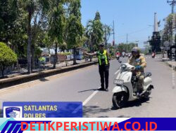 Utamakan Keselamatan Kalangan Pelajar, Anggota Sat Lantas Polres Karangasem Bantu Sebrangkan Siswa-siswi SMPN 2 Amlapura