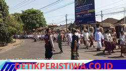 Polsek Bebandem, Bersama Babinsa Desa Budakeling dan Pecalang  Amankan Ribuan Warga Desa Adat Saren saat Menggelar Upacara Melasti Menuju Pantai Jasi