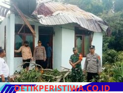 Pohon Tumbang Timpa Rumah Warga, Kapolsek Idi Rayeuk Turun Langsung Bergerak Bersama Masyarakat