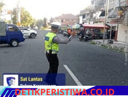 Rutinitas Pos Sore, Personil Satlantas Polres Karangasem Lakukan Gatur Lalin di Kawasan Pasar Senggol Jalan Gajah Mada Amlapura