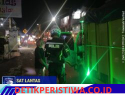 Cegah Truk Parkir Sembarangan, Unit Turjagwali Polres Karangasem Berikan Himbauan kepada  para Sopir Truk Melalui Giat Blue Light Patrol