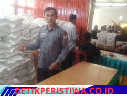 Kades Pulau Tengah Hira Sapion Bersama Operator Salurkan Bantuan Beras Pangan kepada Masyarakat