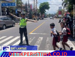 Polisi Sahabat Anak, Anggota Lantas Polres Karangasem Bantu Sebrangkan Siswa-siswi SD Negeri 4 Subagan
