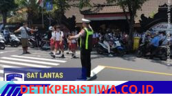 Polisi Sahabat Anak, Anggota Lantas Polres Karangasem Bantu Sebrangkan Siswa-siswi SD Negeri 4 Subagan