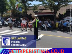 Polisi Sahabat Anak, Anggota Lantas Polres Karangasem Bantu Sebrangkan Siswa-siswi SD Negeri 4 Subagan