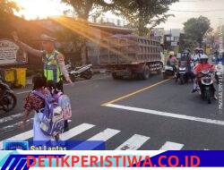 Cegah Lakalantas Terhadap Kalangan Pelajar, Anggota Lantas Polres Karangasem Bantu Sebrangkan Siswa-siswi SD Negeri 1 Subagan