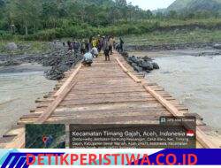 Masyarakat Bintang Pepara Bangun Kembali Jembatan Secara Swadaya dari Donasi