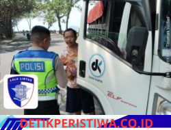 Cegah Truk Parkir Sembarangan,  Satlantas Polres Karangasem Berikan Himbauan kepada para Sopir Truk di Kawasan Obyek Wisata Candidasa