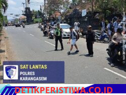 Utamakan Keselamatan Kalangan Pelajar, Anggota Sat Lantas Polres Karangasem Bantu Sebrangkan Siswa-siswi SMPN 2 Amlapura