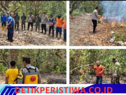 Polsek Banyuasin III Bersama Tim Posko Padamkan Karhutla di Pangkalan Balai