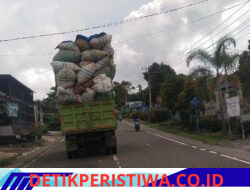 Truk Bermuatan Karung Menjulang Tinggi di Jalan Takengon–Bireuen, Polisi Diminta Bertindak