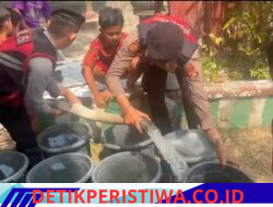 Atasi Kemarau yang Berkepanjangan, Polres Jembrana Salurkan 6.000 Liter Air Bersih ke SDN 2 Dauhwaru