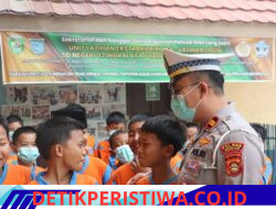 Antisipasi ISPA Akibat Karhutla, Polres Ogan Ilir Bagikan Ratusan Masker ke Siswa SDN 2 Indralaya