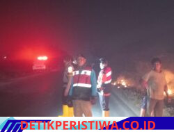Respons Laporan Warga, Polisi dan MPA Padamkan Karhutla di Sungai Pinang