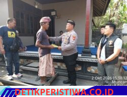 Kepedulian Kapolsek Selat Sampaikan Duka Cita dan Berikan Dukungan Moril kepada Keluarga saat Melayat ke Rumah Duka Korban Penganiayaan