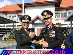 Serahkan Potongan Tumpeng Saat HUT TNI ke-81 Kapolda Bali: Semoga TNI Semakin Profesional dan Dicintai Rakyat