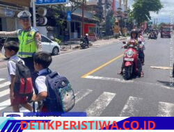 Utamakan Keselamatan Kalangan Pelajar, Anggota Lantas Polres Karangasem Bantu Sebrangkan Siswa Siswi SD Negeri 4 Subagan