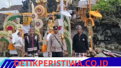 Pastikan Kegiatan Berjalan Lancar,  Bhabinkamtibmas Lokasari Bersama Pecalang Berikan Pengamanan Rangkaian Karya Ngenteg Linggih