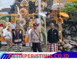 Pastikan Kegiatan Berjalan Lancar,  Bhabinkamtibmas Lokasari Bersama Pecalang Berikan Pengamanan Rangkaian Karya Ngenteg Linggih