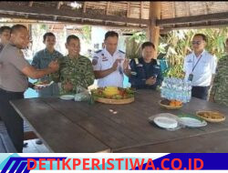 Perkuat Sinergi TNI-Polri Kapolsek Kawasan Pelabuhan Padangbai Kunjungi Pos TNI AL saat Menggelar Syukuran HUT ke-81 TNI