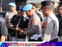 Tingkatkan Integritas, Wakapolres Karangasem Pimpin Langsung Gaktibplin Pemeriksaan Ponsel Anggotanya