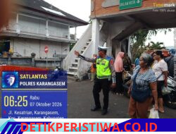 Utamakan Keselamatan Pejalan Kaki, Anggota Polres Karangasem Bantu Sebrangkan Warga Pejalan Kaki di area Pasar Kesatriaan Amlapura