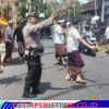 Sinergi Tanpa Batas, Bhabinkamtibmas Lokasari Bersama Babinsa dan Pecalang Berikan Pengamanan Upacara Karya Ngenteg Linggih