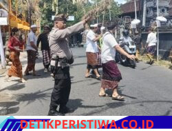 Sinergi Tanpa Batas, Bhabinkamtibmas Lokasari Bersama Babinsa dan Pecalang Berikan Pengamanan Upacara Karya Ngenteg Linggih
