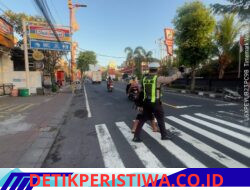 Cegah Lakalantas Kalangan Pelajar, Anggota Lantas Polres Karangasem Bantu Sebrangkan Siswa-siswi SD Negeri 1 Subagan