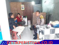 Jaga Kamtibmas Tetap Kondusif, Bhabinkamtibmas Desa Selat Sambangi Warga Binaan Sampaikan Pesan Kamtibmas 