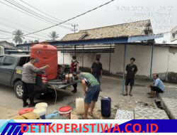 Wujud Kepedulian Polri, Polres Ogan Ilir Salurkan Bantuan Air Bersih Untuk Warga di Masjid Al-Khoiriyyah Timbangan Indralaya