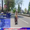 Utamakan Keselamatan Kalangan Pelajar, Personel Satlantas Bantu Sebrangkan Siswa-siswi SMPN 2 Amlapura