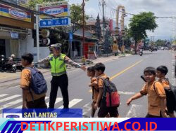 Polisi Sahabat Anak, Anggota Lantas Polres Karangasem Bantu Sebrangkan Siswa-siswi SD Negeri 4 Subagan