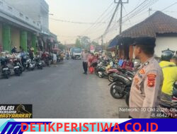 Pastikan Kelancaran Arus Lalulintas, Personel Polsek Sidemen Rutin Lakukan Strong Point Pagi di Pasar Adat Tebola