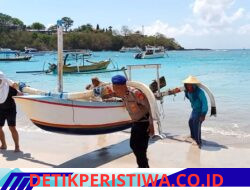 Bentuk Kepedulian Sat Polairud Polres Karangasem Bantu Nelayan Angkat Jukung, Berikan Himbauan Utamakan Keselamatan Kerja saat Melaut