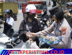 Sentuhan Humanis di Tengah Kelangkaan BBM, Polres Karangasem Bagikan Air Mineral kepada Antrean Warga di SPBU