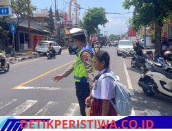 Utamakan Keselamatan Kalangan Pelajar, Anggota Lantas Polres Karangasem Bantu Sebrangkan Siswa-siswi SD Negeri 4 Subagan
