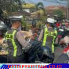 Bentuk Kepedulian Polres Jembrana di Tengah Antrean BBM, Personel Polres Jembrana Bagikan Air Mineral kepada Masyarakat 