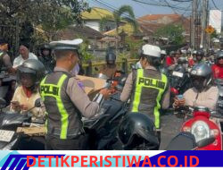 Bentuk Kepedulian Polres Jembrana di Tengah Antrean BBM, Personel Polres Jembrana Bagikan Air Mineral kepada Masyarakat 
