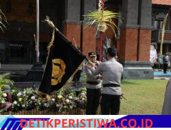Pejabat Lama Polda Bali Serahkan Pataka “Sura Dwipa Sarva Bavena” kepada Kapolda Baru