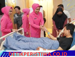 Wujud Bhayangkari Peduli, Ny. Martina Rony Samtana Jenguk Wartawan dan Mahasiswa Korban Insiden di Depan Mapolda