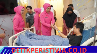Wujud Bhayangkari Peduli, Ny. Martina Rony Samtana Jenguk Wartawan dan Mahasiswa Korban Insiden di Depan Mapolda
