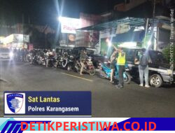 Atasi Antrean Panjang Pembelian BBM di SPBU, Satlantas Polres Karangasem Amankan Lalu Lintas dan Bagikan Air Mineral kepada Warga