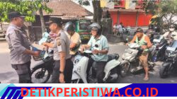 Kepedulian Polri Atasi Antrean Panjang Pembelian BBM di SPBU Abiansoan, Personel Polsek Bebandem Bagikan Air Mineral 